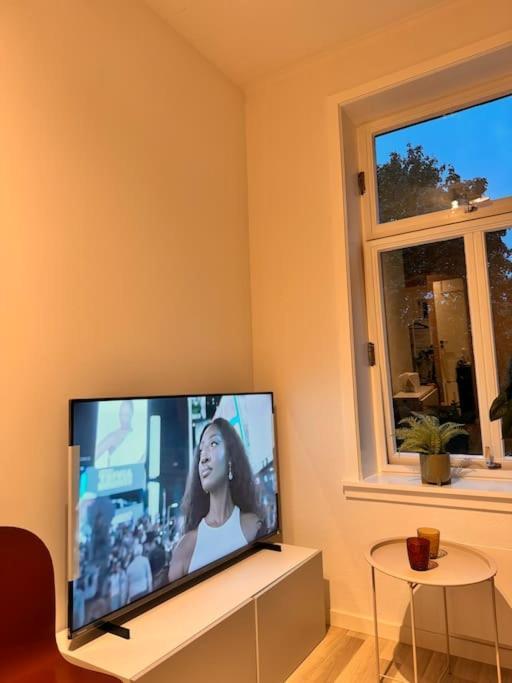 & Modern 2br Apt, 4min Subway To *