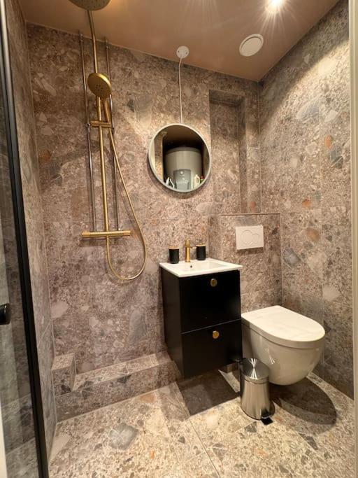 & Modern 2br Apt, 4min Subway To