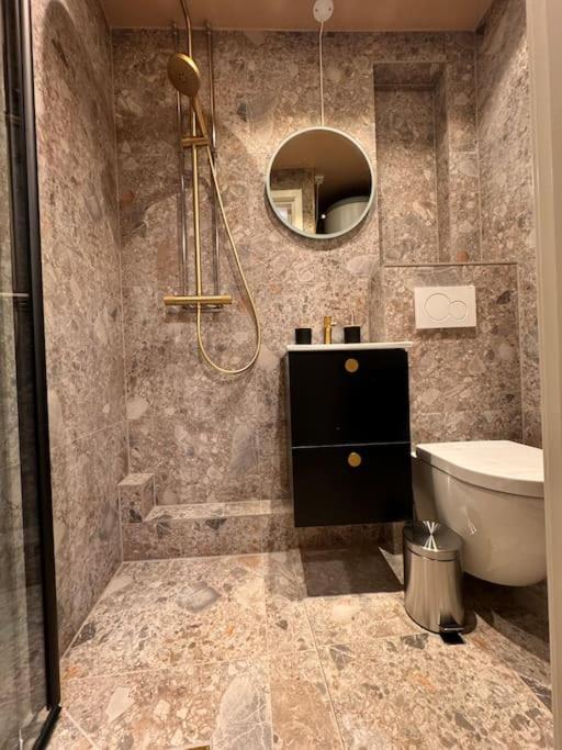 & Modern 2br Apt, 4min Subway To *
